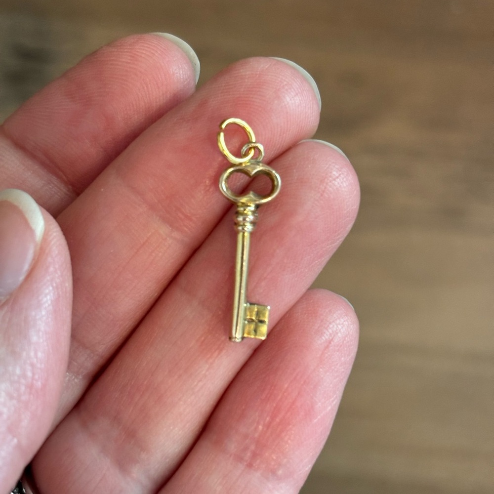 9k Gold Vintage Key Charm